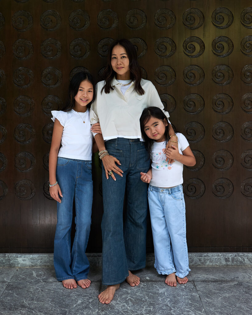 khun mo standing with her daughters